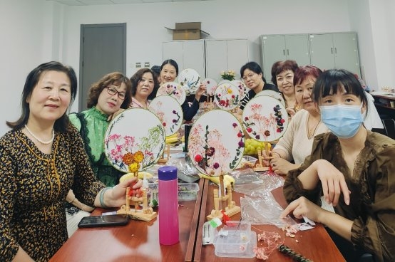 富德生命人寿南通中支开展“手工DIY干花团扇“客户服务活动